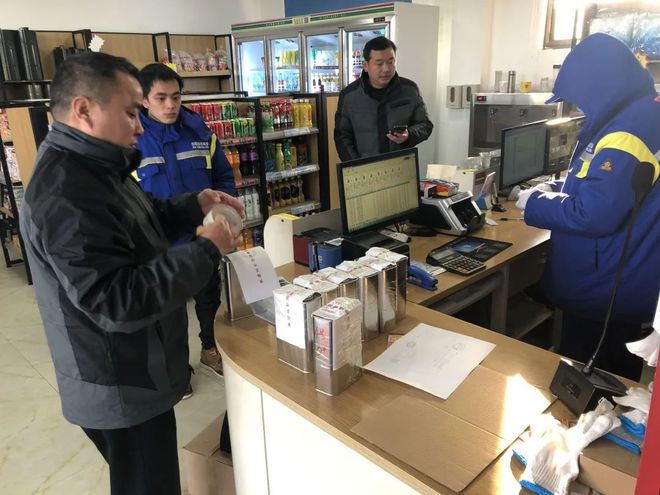 黃梅縣市場監(jiān)管局迅速行動(dòng)，對曝光加油站進(jìn)行抽樣檢測與市場調(diào)研